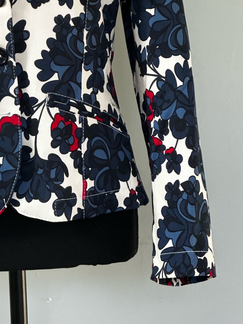 Chic Vintage Moschino Jeans White Cotton Blazer with Navy and Red Floral Print - Picture 5 of 16